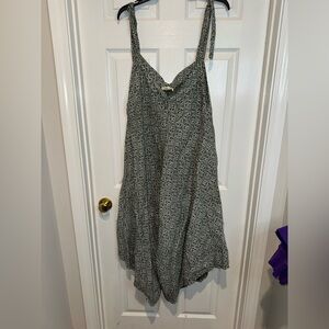 Camille & Co Italian 100% Linen Green and White Adjustable Jumpsuit. Size XL